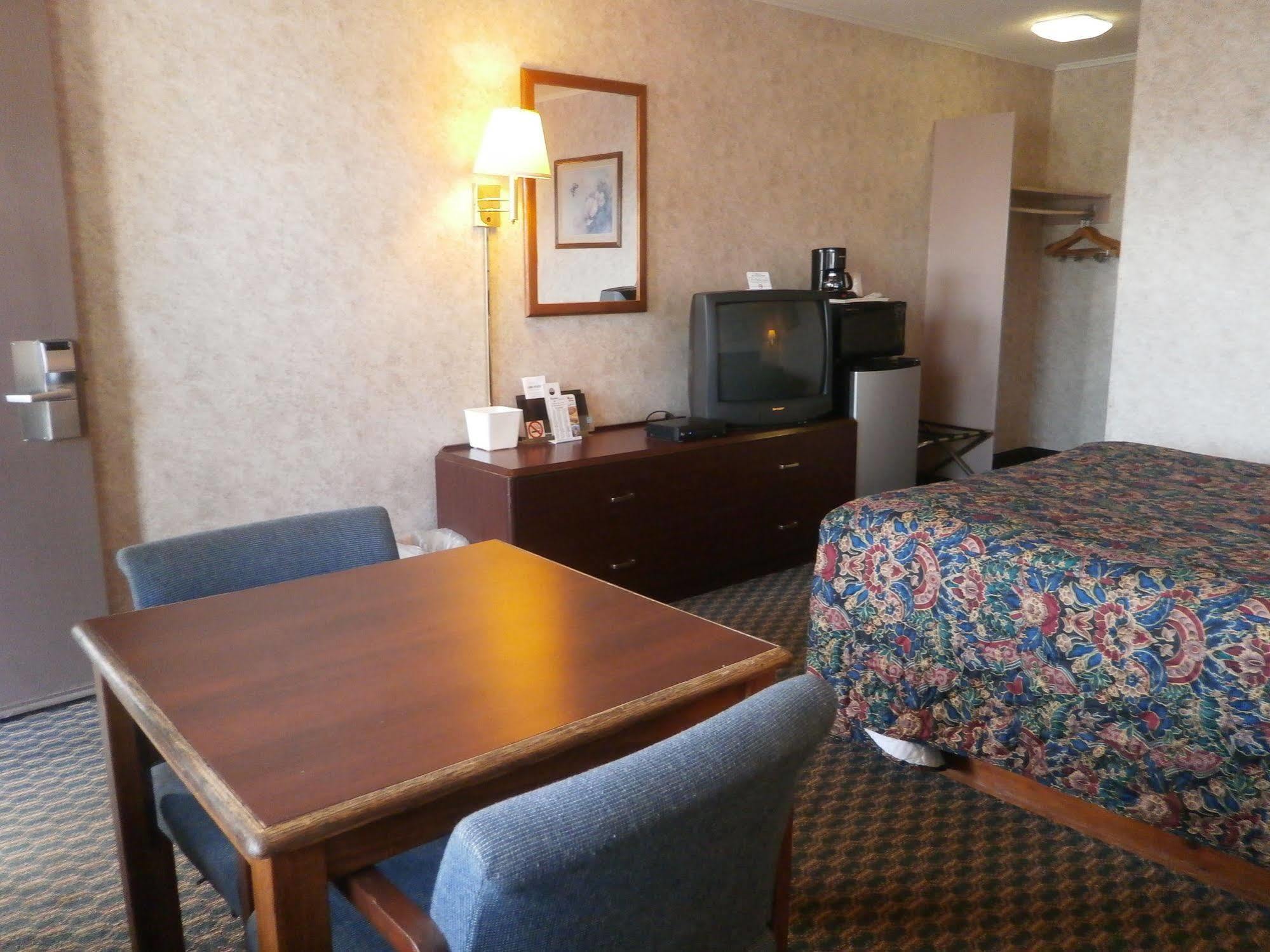 Richmond Inn And Suites Buitenkant foto